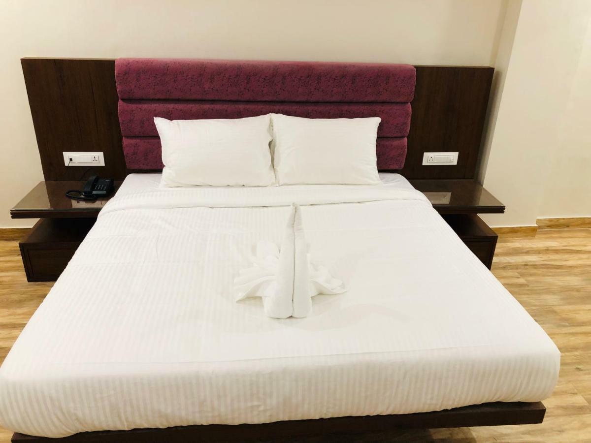 Patiāla Hotel Ak Suites מראה חיצוני תמונה