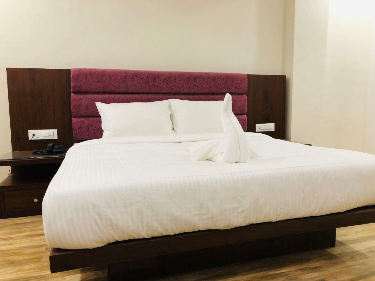 Patiāla Hotel Ak Suites מראה חיצוני תמונה