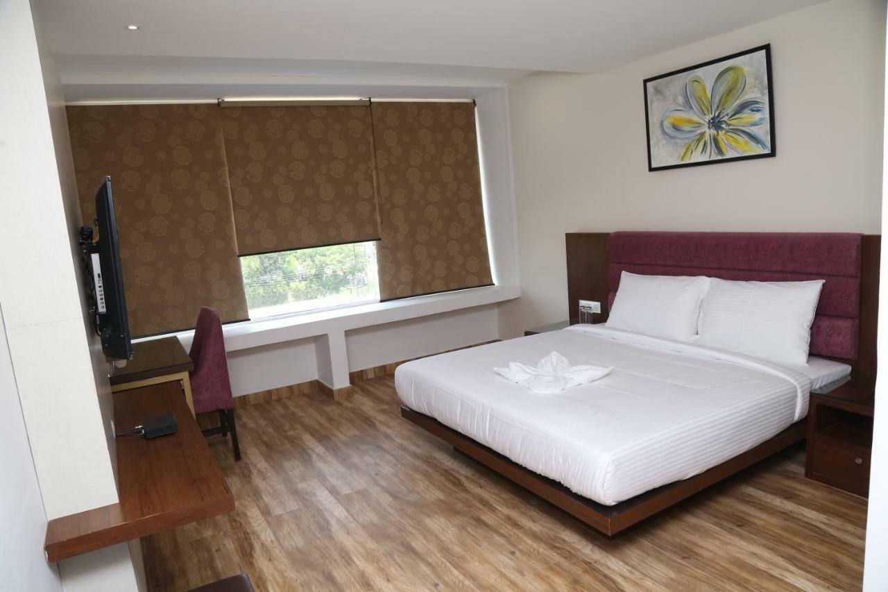 Patiāla Hotel Ak Suites מראה חיצוני תמונה